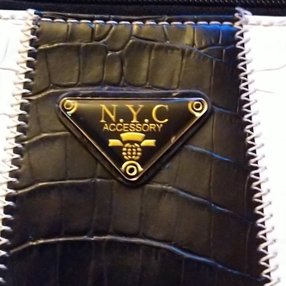 NYC ACCESSORY PURSE - Picture 8 of 8